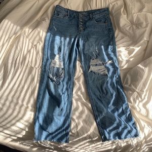 denim wide leg jeans. mom jeans style.